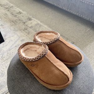 Kids ugg slides